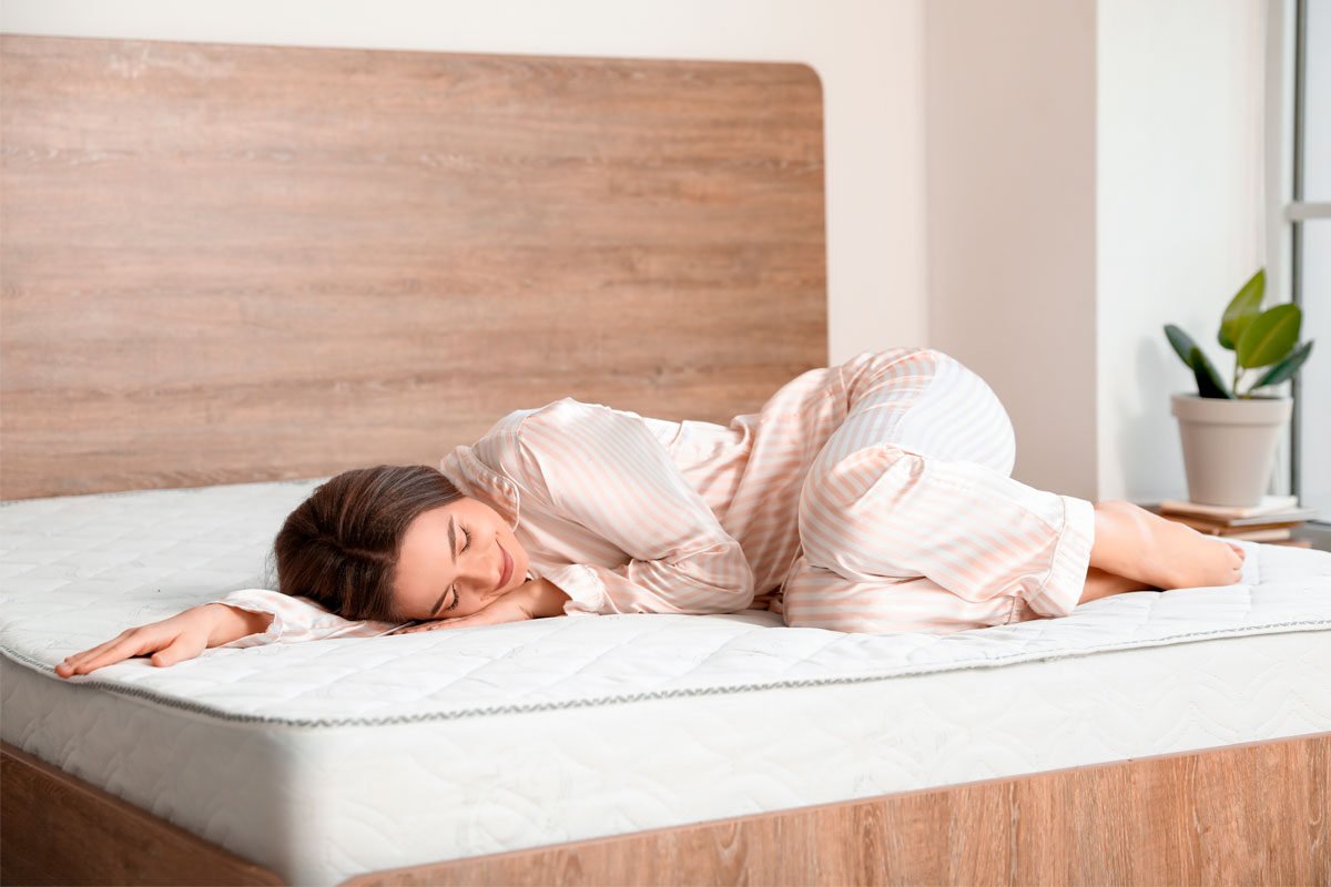 Ліжко для спальні: комфорт Світла спальня з великим ліжком для спальні та м'яким узголів'ям для комфортного сну.