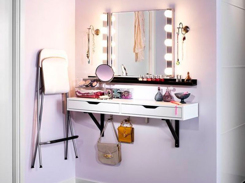 Затишок у спальні з ліжком Затишна спальня з ліжком, декорована картинами, декоративними подушками та рослинами для настрою.