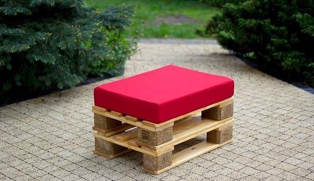 Еко-балкон Екологічні меблі з піддонів: диван та столик для створення затишного куточка на балконі.