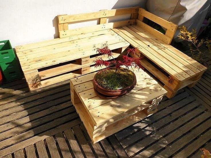 Функціональність піддонів Практичні меблі з піддонів: диван з місцем для зберігання речей для маленької квартири.