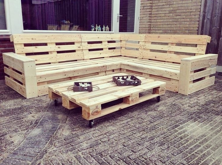 Обід на природі Унікальні меблі з палет: обідній стіл та лавки для трапез на свіжому повітрі.