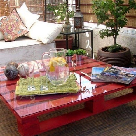 Палетні ідеї Креативні меблі з палет: столик та диван для затишної зони відпочинку на свіжому повітрі.