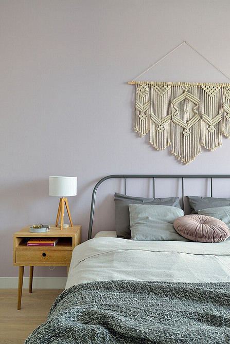 Стильне сіре ліжко Сіре ліжко з м'яким узголів'ям в сучасній спальні мінімалістичного стилю.