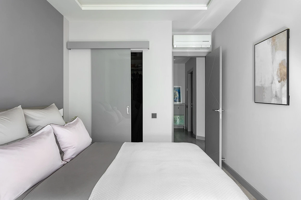 Мінімалізм у деталях Мінімалістична спальня з сірим ліжком на металевому каркасі для сучасного інтер'єру.