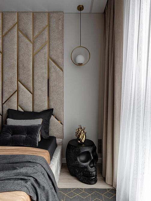 Ліжко: природні матеріали Сіре ліжко з м'яким узголів'ям в інтер'єрі з акцентом на природні матеріали.