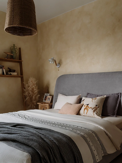 Сіре ліжко: затишок Сіре ліжко з м'яким узголів'ям у спальні в стилі мінімалізм, сучасний дизайн.