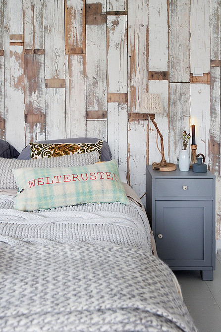 Світла сіра спальня Сіре ліжко з білою постільною білизною в інтер'єрі світлої та просторої спальні.