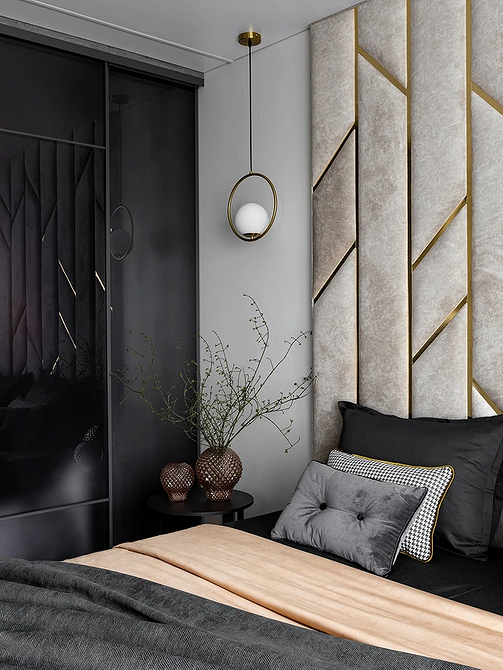 Сіре ліжко з узголів'ям Сучасне сіре ліжко з високим м'яким узголів'ям у просторій спальні з вікнами.