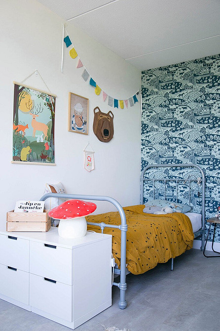 Тепла спальня з ліжком Дизайн спальні з сірим ліжком і дерев'яними елементами для теплої атмосфери.