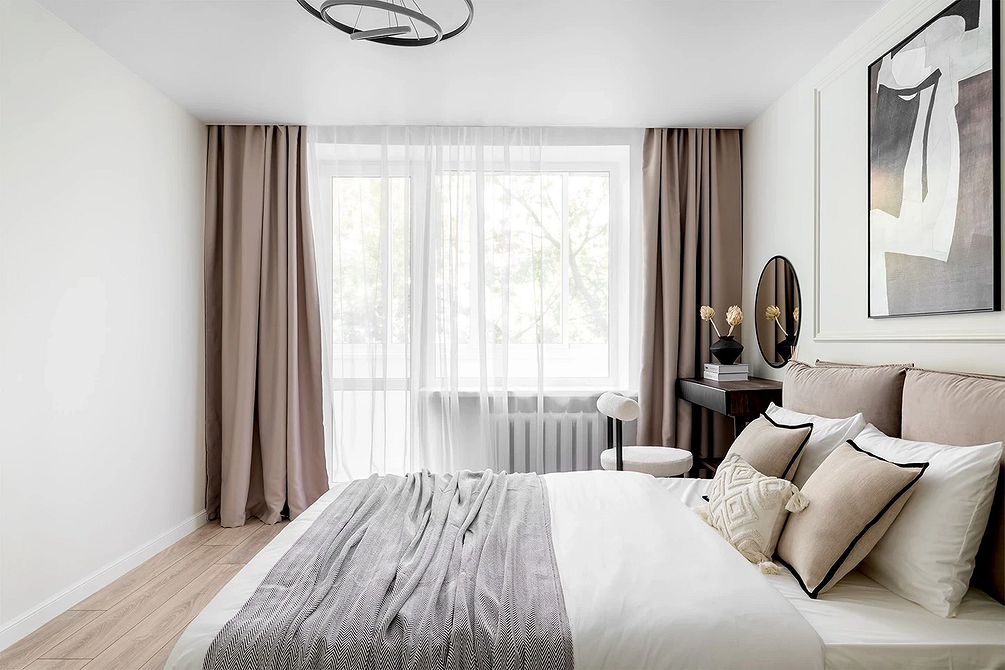 Акцентна стіна Сучасний дизайн спальні з сірим ліжком та акцентною стіною за узголів'ям ліжка.