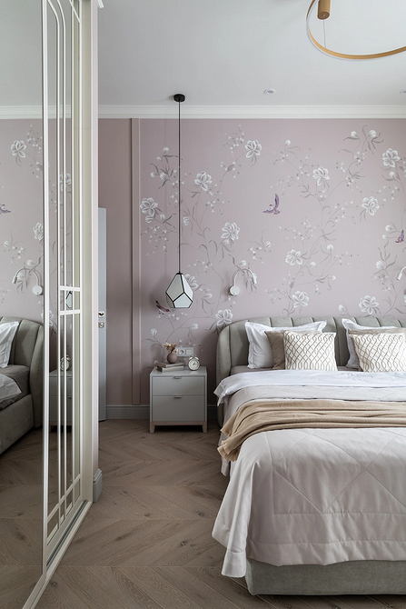 Мінімалізм: сіре ліжко Мінімалістична спальня з сірим ліжком, білими стінами та лаконічним декором.