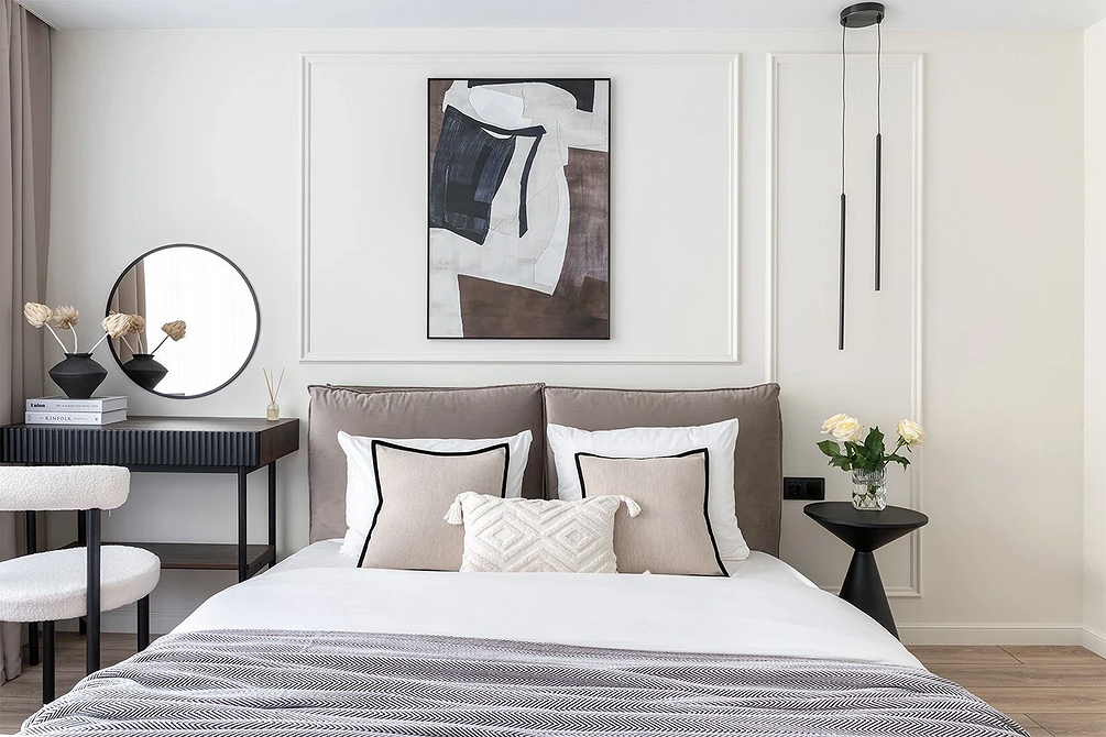 Світла атмосфера Світла спальня з сірим ліжком, наповнена природним світлом, що створює атмосферу легкості.