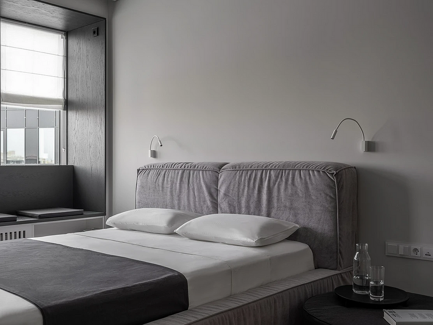 Природна гармонія Елегантне сіре ліжко в спальні з акцентом на натуральні матеріали та мінімалізм.