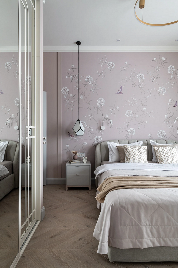 Дизайн: сіре ліжко Дизайнерське сіре ліжко з оригінальним узголів'ям в сучасній спальні.