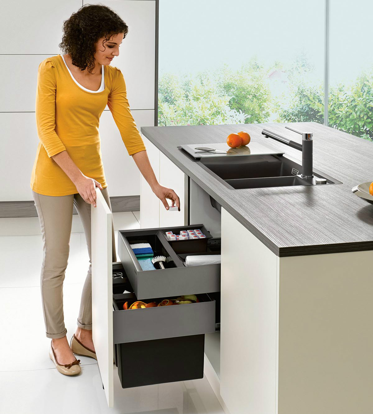 Раціональне зберігання під мийкою Раціональне використання простору під мийкою для зберігання хімії та інвентарю.