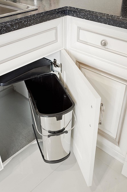 Чистота під мийкою Ідеальна організація простору під мийкою для чистого вигляду кухні.