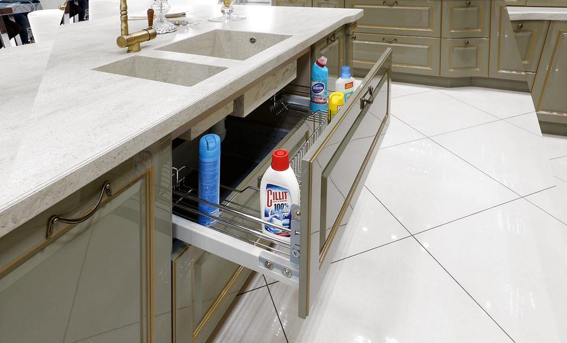 Ефективне зберігання Простір під мийкою: рішення для ефективного зберігання кухонних речей.