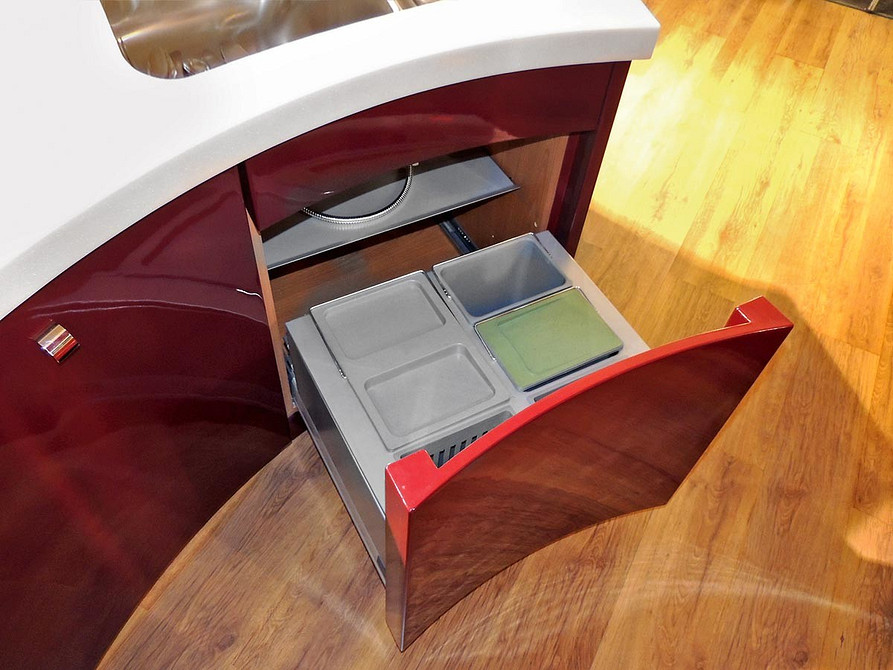 Зручні системи зберігання Зручна організація простору під мийкою з висувними системами та кошиками.