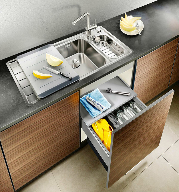 Ідеї для організації Ідеї для організації простору під мийкою з кухонними рушниками та миючими засобами.