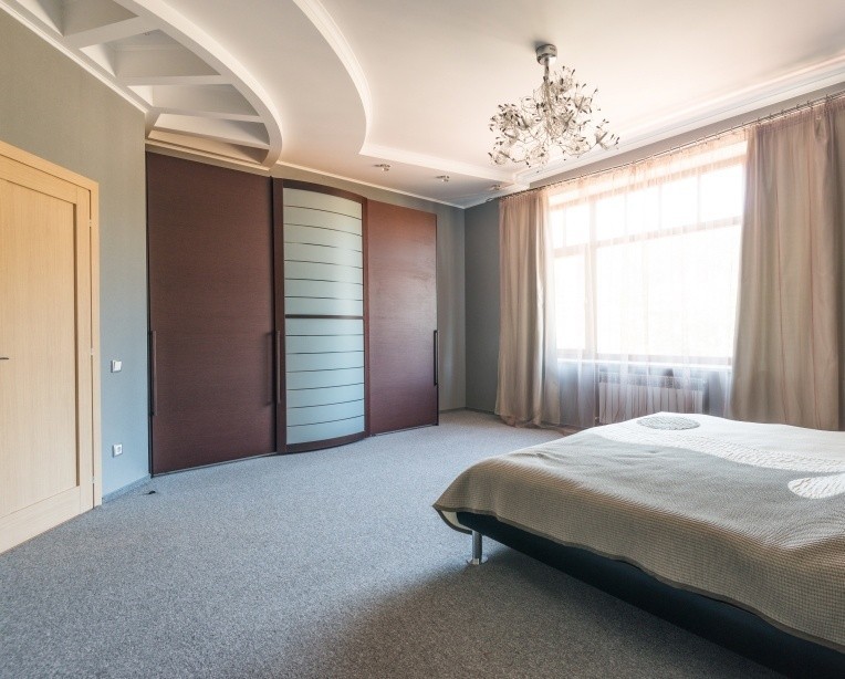 Ротанг в дизайні шафи Сучасна шафа-купе з фасадами з ротангу в інтер'єрі спальні 2026 року