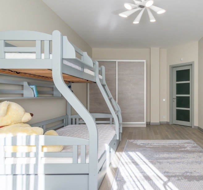 Неординарний дизайн шафи Дизайнерська шафа-купе з незвичайними та сучасними фасадами у спальні (2026)