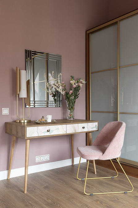 Дзеркальні вставки 2026 Сучасна шафа-купе з дзеркальними вставками на фасадах в спальні, 2026.