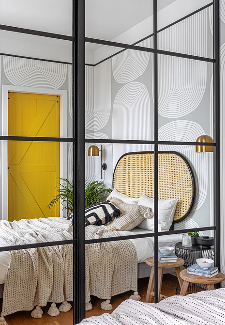 Дизайн фасадів 2026 Сучасна шафа-купе з унікальним дизайном фасадів у спальні: тренди 2026.