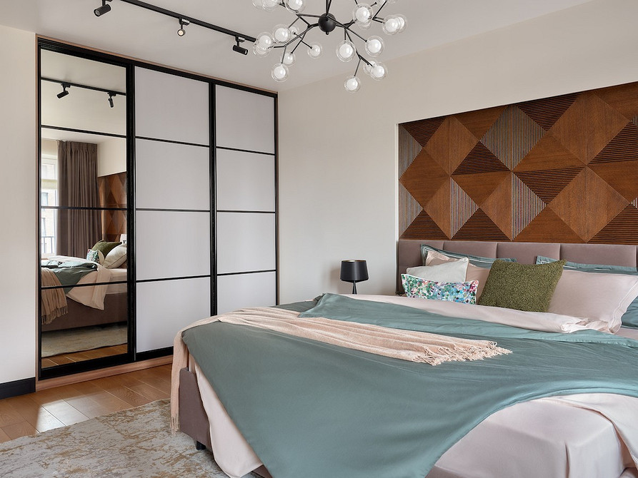 Комбіновані фасади шафи Модна шафа-купе з комбінованими фасадами в сучасній спальні, 2026 рік.