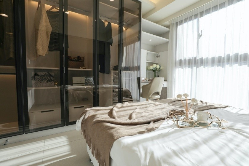 Дизайн шафи в спальні Сучасний дизайн спальні з шафою-купе та стильними фасадами 2026