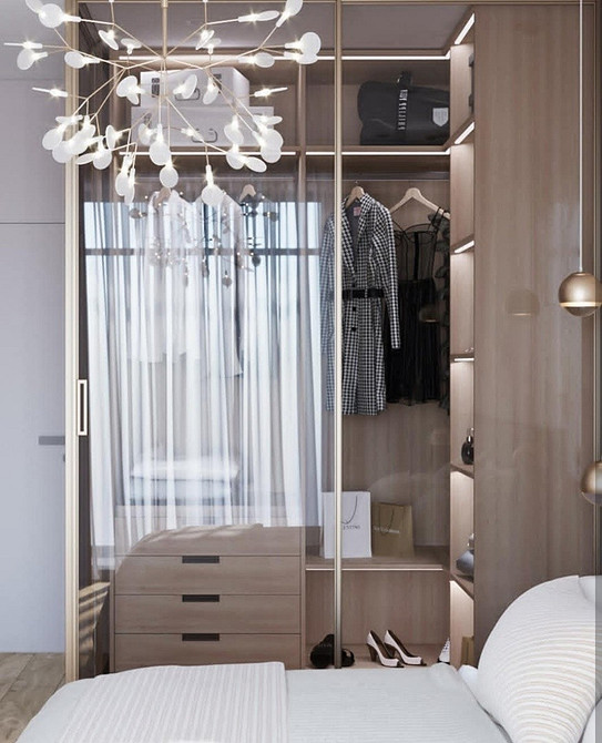 Дзеркальні фасади шафи Стильна шафа-купе з дзеркальними фасадами в інтер'єрі спальні, тренди 2026.