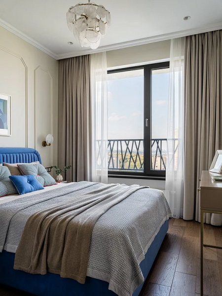 Мінімалістичні штори в спальні Сучасні штори в спальню 2026 в стилі мінімалізм: лаконічний дизайн для спокійного сну.