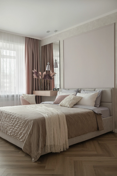 Пудрово-рожеві штори Ніжна спальня 2026 з пудрово-рожевими шторами, що створюють атмосферу затишку та романтики.