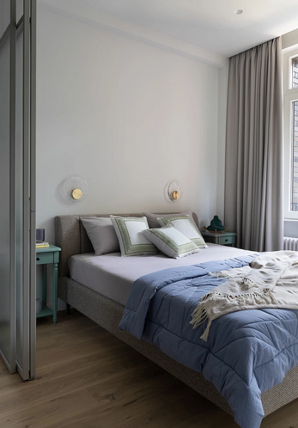 Гармонія кольору Штори в тон стін та узголів'я ліжка створюють гармонійний простір в спальні