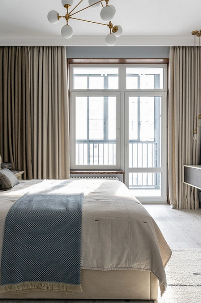 Двоколірні штори Сучасні двоколірні штори 2026 в техніці колор-блок в спальні, що додають акцент та індивідуальність.