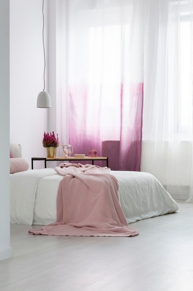 Градиентні штори в спальні Штори в спальню 2026: плавний перехід від білого до синього, створюючи спокійну атмосферу.