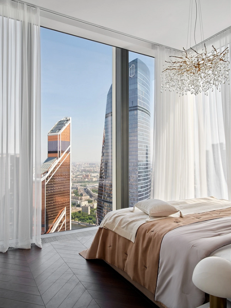 Білі лляні штори Світла спальня 2026 з білими лляними шторами, що пропускають м'яке світло та створюють легкість.