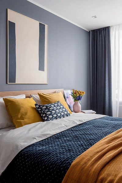 Темно-сині штори блекаут Стильна спальня 2026 з темно-синіми шторами блекаут для глибокого та комфортного сну.