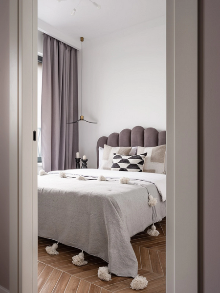 Сірі штори в спальні Сучасна спальня 2026 з елегантними сірими шторами, що забезпечують спокійний сон.