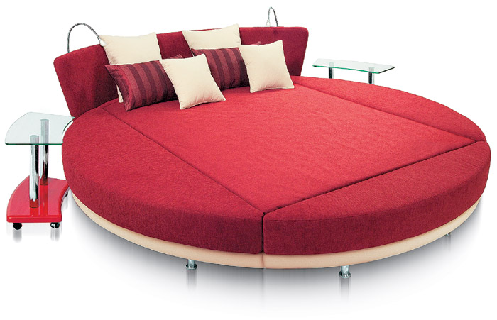 Комфортна спальня Сучасна спальня з комфортним ліжком і м'якими деталями для відпочинку