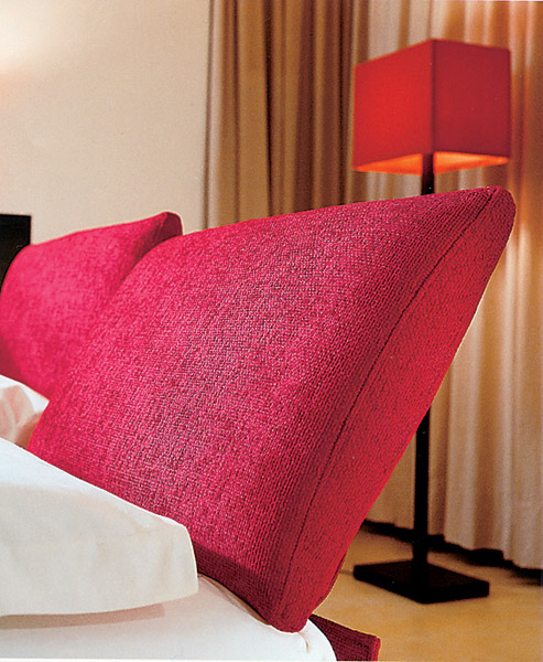 Затишна спальня Затишна спальня з комфортним ліжком і м'якими акцентами