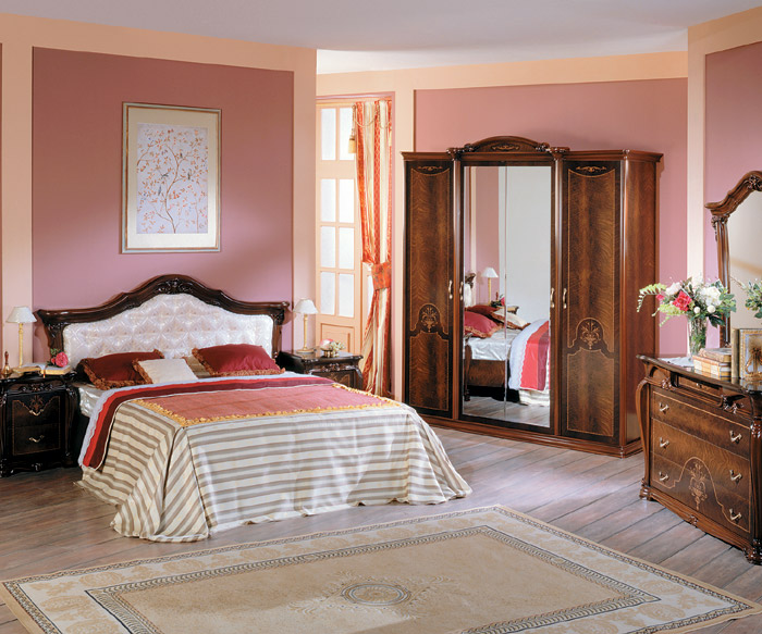 Яскраві акценти Сучасна спальня з яскравими акцентами та комфортною обстановкою.