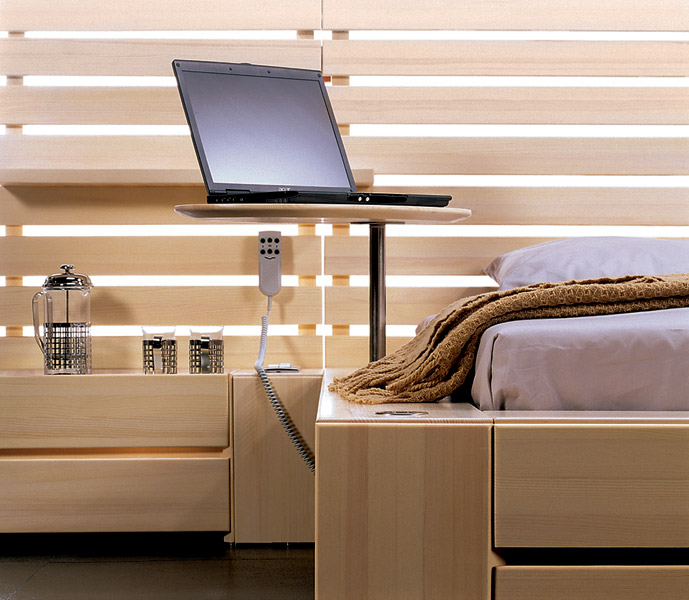 Комфорт та стиль Сучасна спальня з м'якими деталями та продуманою організацією зберігання.