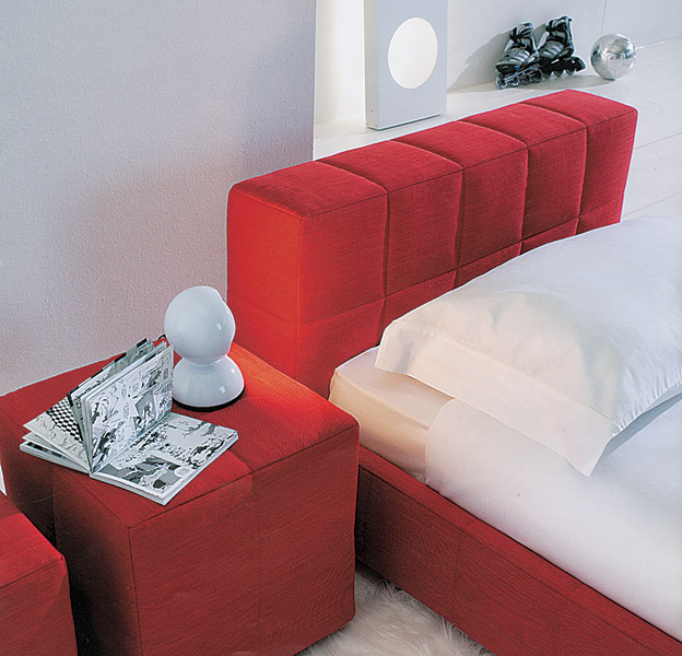 Стильна спальня з комфортом Сучасна спальня з м'якими подушками та стильними меблями