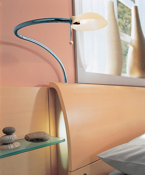 Елегантна спальня Стильна спальня з елегантними меблями і затишним освітленням