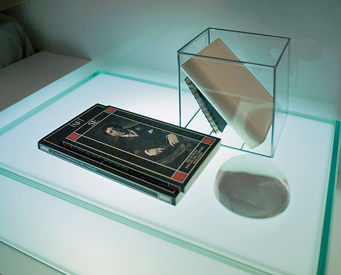 Комфорт у спальні Спальня з комфортним ліжком та м'якими деталями інтер'єру