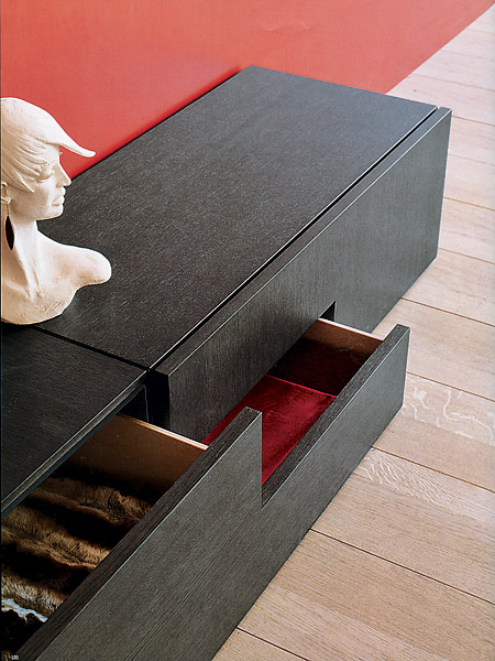 Яскраві акценти Спальня з стильними меблями та яскравими акцентами