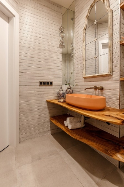 Стільниця лофт з дерева Дерев'яна стільниця в стилі лофт з необробленими краями та металевими ніжками.