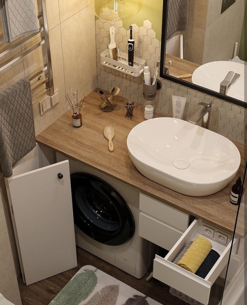 Зберігання у ванній, дерев'яна стільниця Дерев'яна стільниця у ванній з великою кількістю місця для зберігання речей.