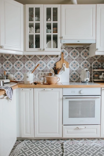 Мінімалізм у ванній Світла дерев'яна стільниця у ванній кімнаті: мінімалізм і функціональність.