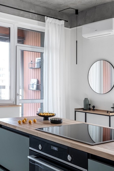 Дерев'яна стільниця на кухні Сучасна кухня з дерев'яною стільницею та білою плиткою на стіні.